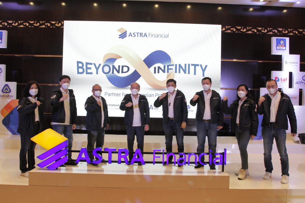 Astra Financial & Logistic sebagai sponsor utama GIIAS 2021: Director-In-Charge Astra Financial & Logistic, Suparno Djasmin (keempat dari kiri) bersama dengan 7 pimpinan Lembaga Jasa Keuangan (LJK) yang tergabung dalam Astra Financial CEO ACC Bapak Siswadi (ketiga dari kiri), CEO FIFGROUP Margono Tanuwijaya (keempat dari kanan), CEO TAF Agus Prayitno (ketiga dari kanan), CEO Asuransi Astra Rudy Chen (kedua dari kiri), CEO Astra Life Windawati Tjahjadi (kiri), CEO Maucash Rina Apriana (kedua dari kanan), COO AstraPay Ricky Gunawan (kanan).