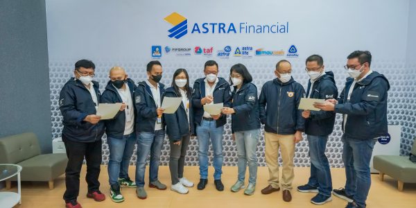 Project Director Astra Financial & Logistic di GIIAS 2021, Gunawan Salim (nomor 5 dari kiri), diapit oleh perwakilan dari tujuh lembaga jasa keuangan dalam lingkup Astra Financial & Logistic.