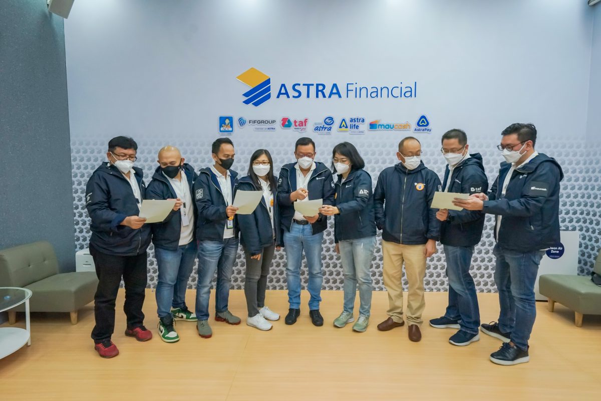 Project Director Astra Financial & Logistic di GIIAS 2021, Gunawan Salim (nomor 5 dari kiri), diapit oleh perwakilan dari tujuh lembaga jasa keuangan dalam lingkup Astra Financial & Logistic.