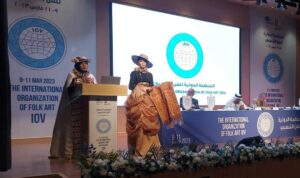 Amanah Asri Ketua Komisi Ilmu Pengetahuan dan Penelitian Sedang Presentasi di kegiatan Konferensi Internasional (World General Assembly) International Organisation for Art and Culture (IOV)