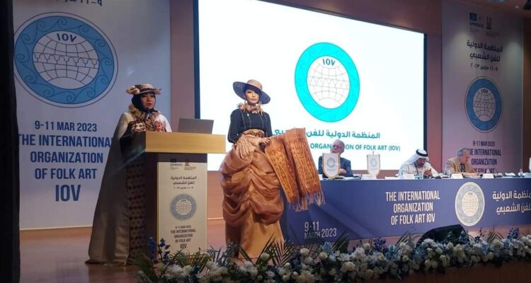 Amanah Asri Ketua Komisi Ilmu Pengetahuan dan Penelitian Sedang Presentasi di kegiatan Konferensi Internasional (World General Assembly) International Organisation for Art and Culture (IOV)