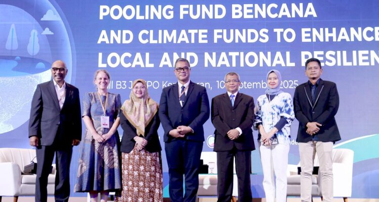 Foto Bersama [Ki–Ka] Said Faisal, BRR Aceh Nias; Alanna Simpson, World Bank; Suska, Kemenkeu; Raditya Jati & Agus Wibowo, BNPB; Endah Tri Kurniaty, BPDLH; Roki Gangsar Winoto, DJPPR Kemenkeu