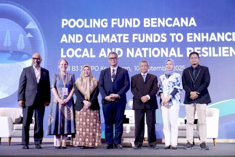 Foto Bersama [Ki–Ka] Said Faisal, BRR Aceh Nias; Alanna Simpson, World Bank; Suska, Kemenkeu; Raditya Jati & Agus Wibowo, BNPB; Endah Tri Kurniaty, BPDLH; Roki Gangsar Winoto, DJPPR Kemenkeu
