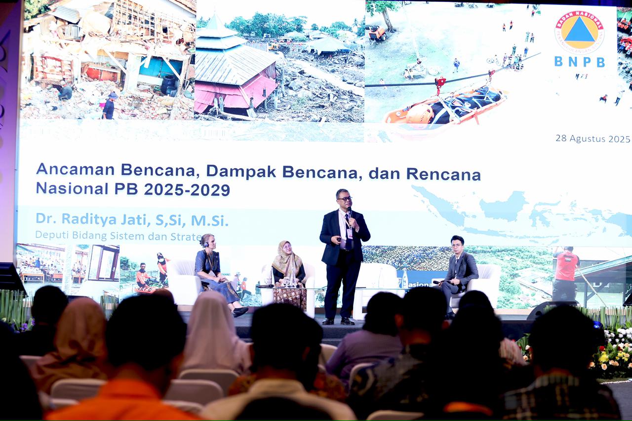 Pemaparan materi oleh Raditya Jati, Deputi Bidang Sistem dan Strategi BNPB (02)