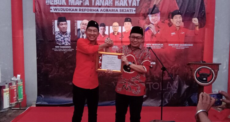 Foto: Anggota DPR RI Fraksi PDI Perjuangan sekaligus anggota Panitia Khusus (Pansus) Konflik Agraria, Sofwan Dedy A (kanan)
