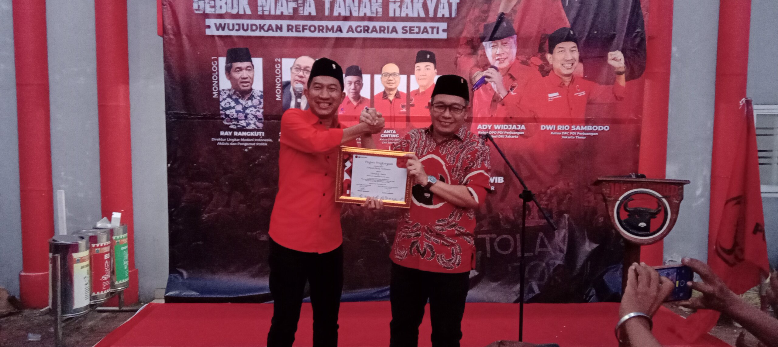 Foto: Anggota DPR RI Fraksi PDI Perjuangan sekaligus anggota Panitia Khusus (Pansus) Konflik Agraria, Sofwan Dedy A (kanan)