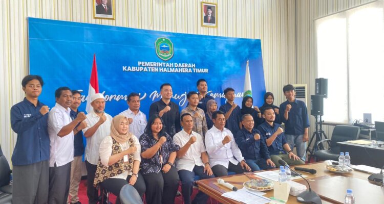 Foto bersama dengan Bupati Haltim
