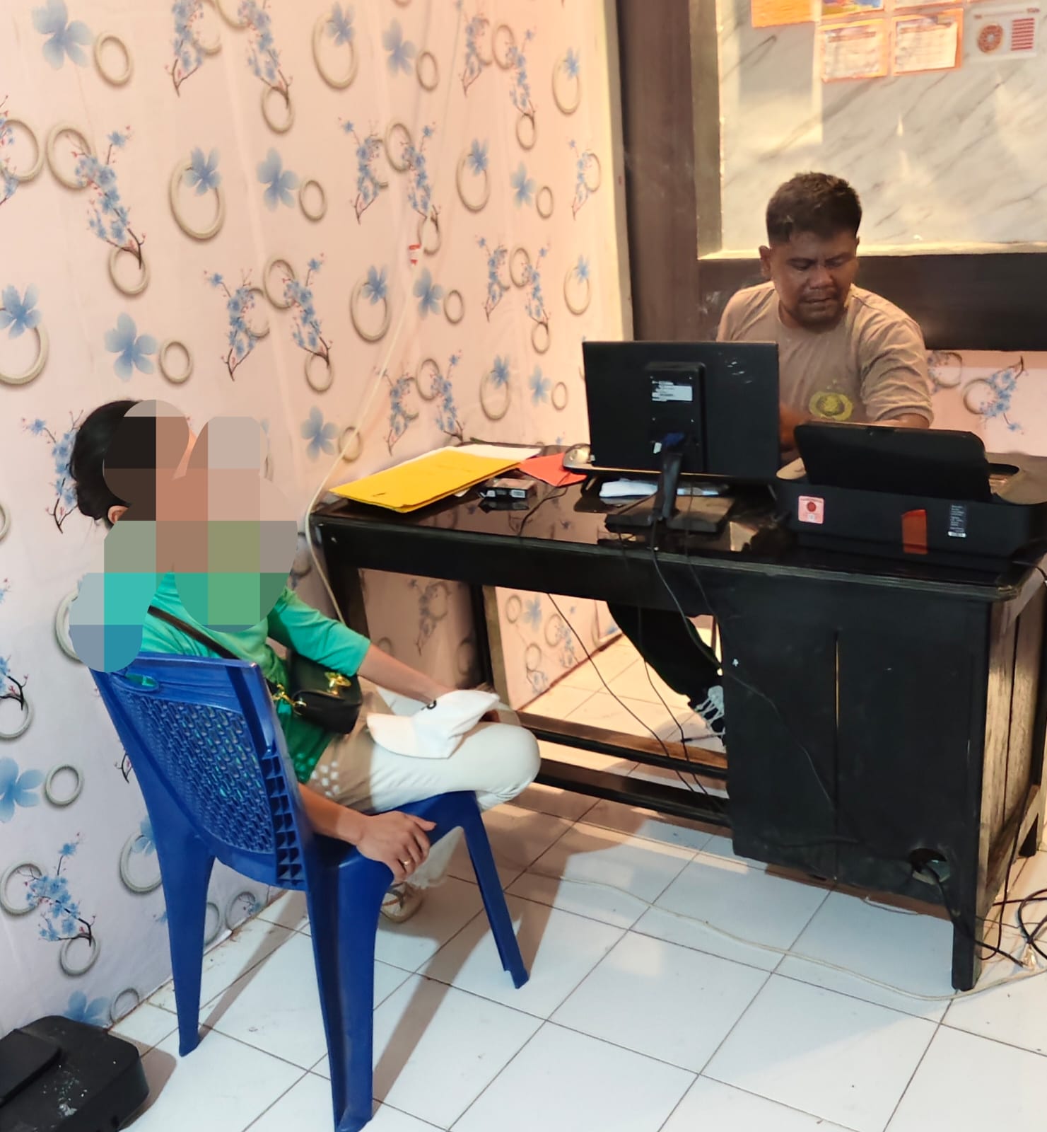 foto Istri Sah Pelaku buat Laporan di Polsek Wasile