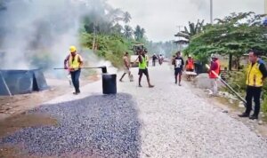 Dokumentasi Kadis PUPR Pantau Pekerjaan Aspal Lapen Di Wasile Tengah