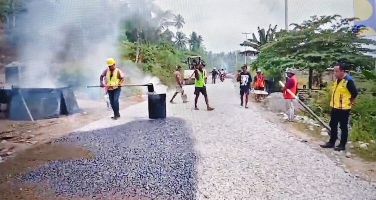 Dokumentasi Kadis PUPR Pantau Pekerjaan Aspal Lapen Di Wasile Tengah Dokumentasi Kadis PUPR Pantau Pekerjaan Aspal Lapen Di Wasile Tengah
