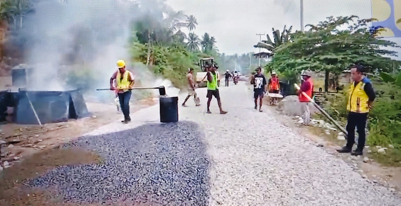 Dokumentasi Kadis PUPR Pantau Pekerjaan Aspal Lapen Di Wasile Tengah