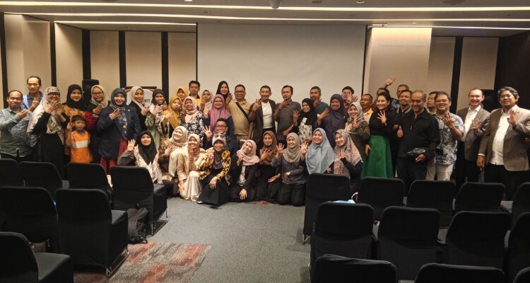 Foto Seluruh Narasumber, Panitia dan Peserta. Foto Seluruh Narasumber, Panitia dan Peserta.