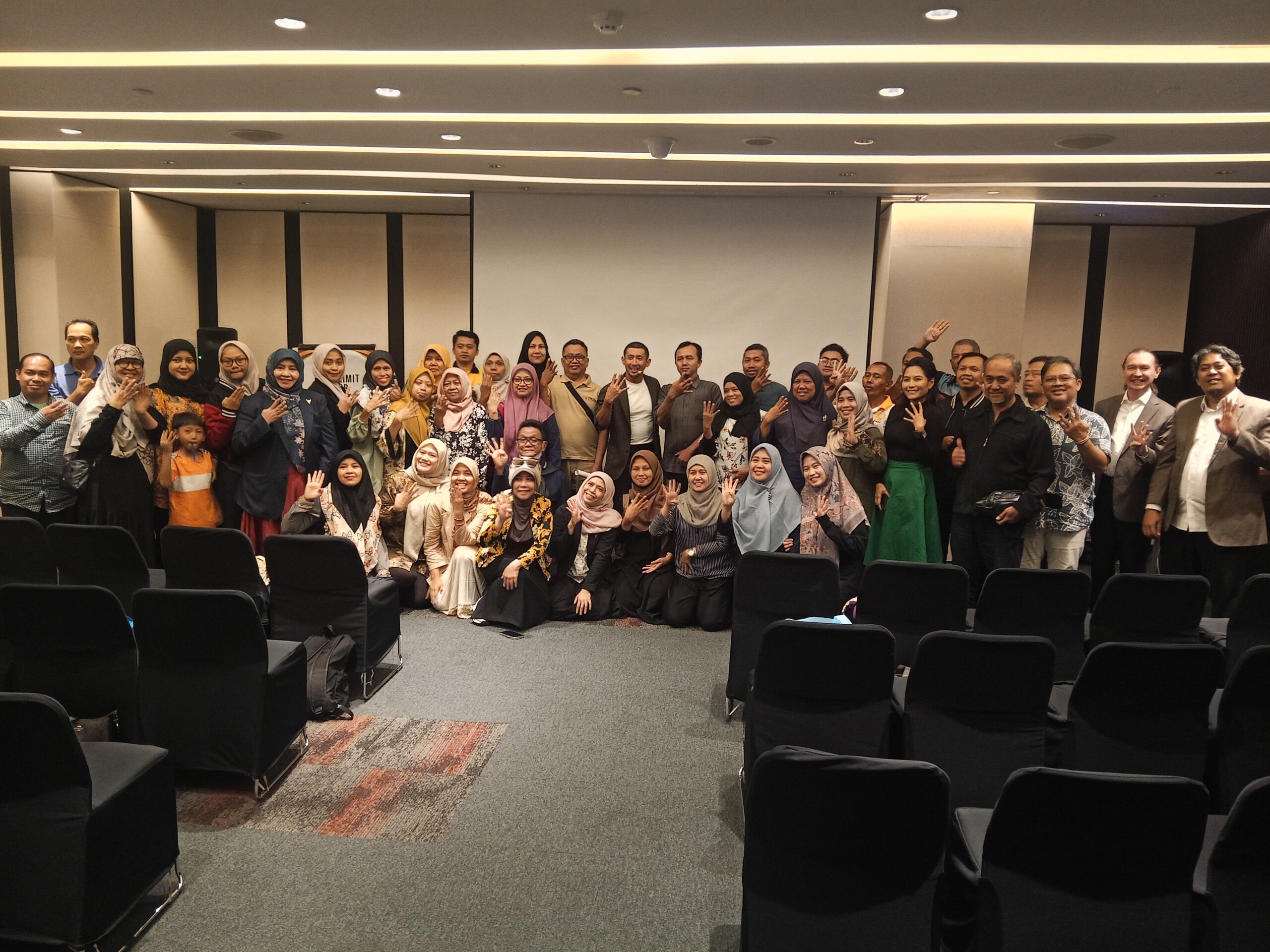 Foto Seluruh Narasumber, Panitia dan Peserta.