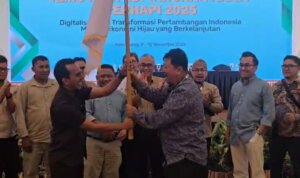 Dokumentasi Penyerahan Bendera Petaka Ke Ketua PERHAPI MALUT