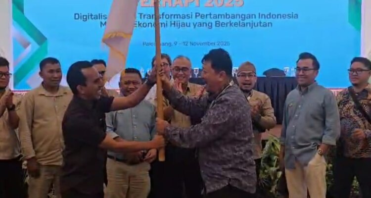 Dokumentasi Penyerahan Bendera Petaka Ke Ketua PERHAPI MALUT