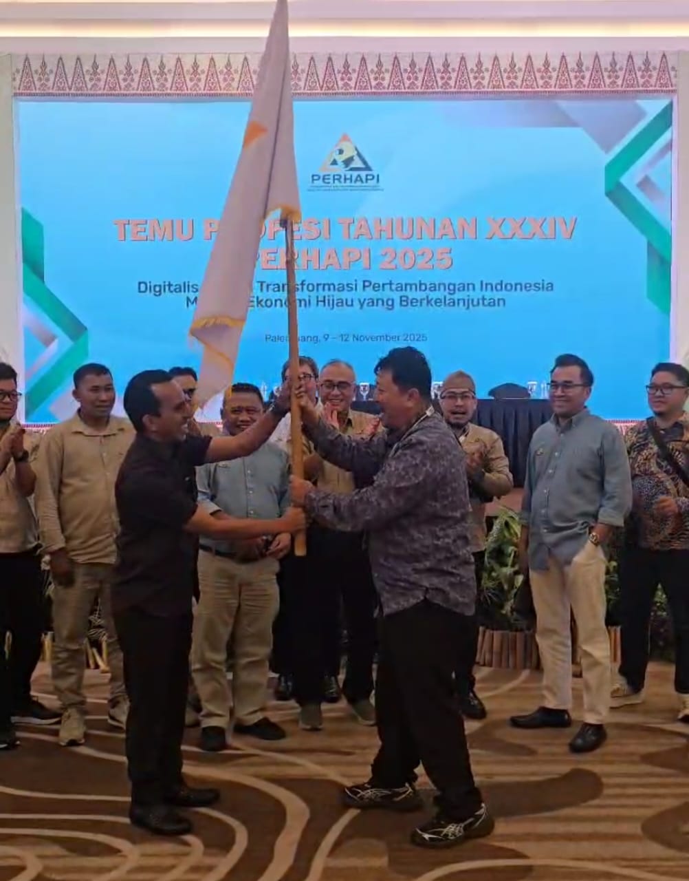 Dokumentasi Penyerahan Bendera Petaka Ke Ketua PERHAPI MALUT