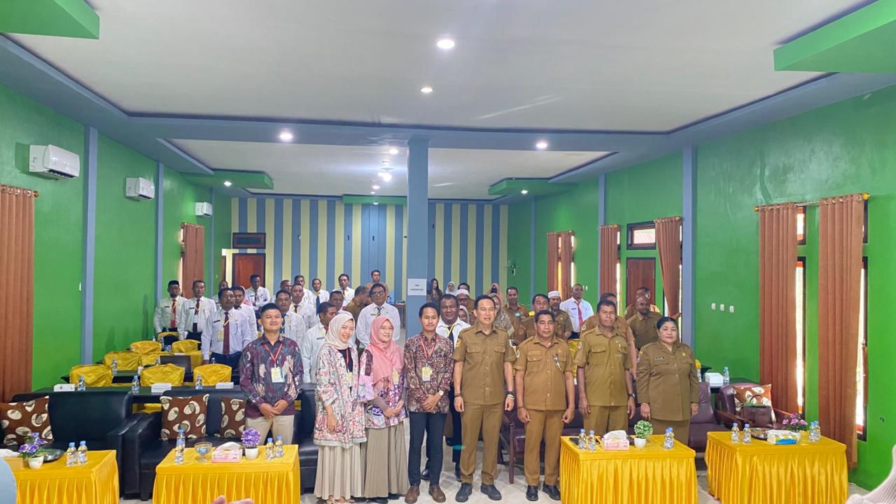 Foto bersama Sekda haltim dan Peserta
