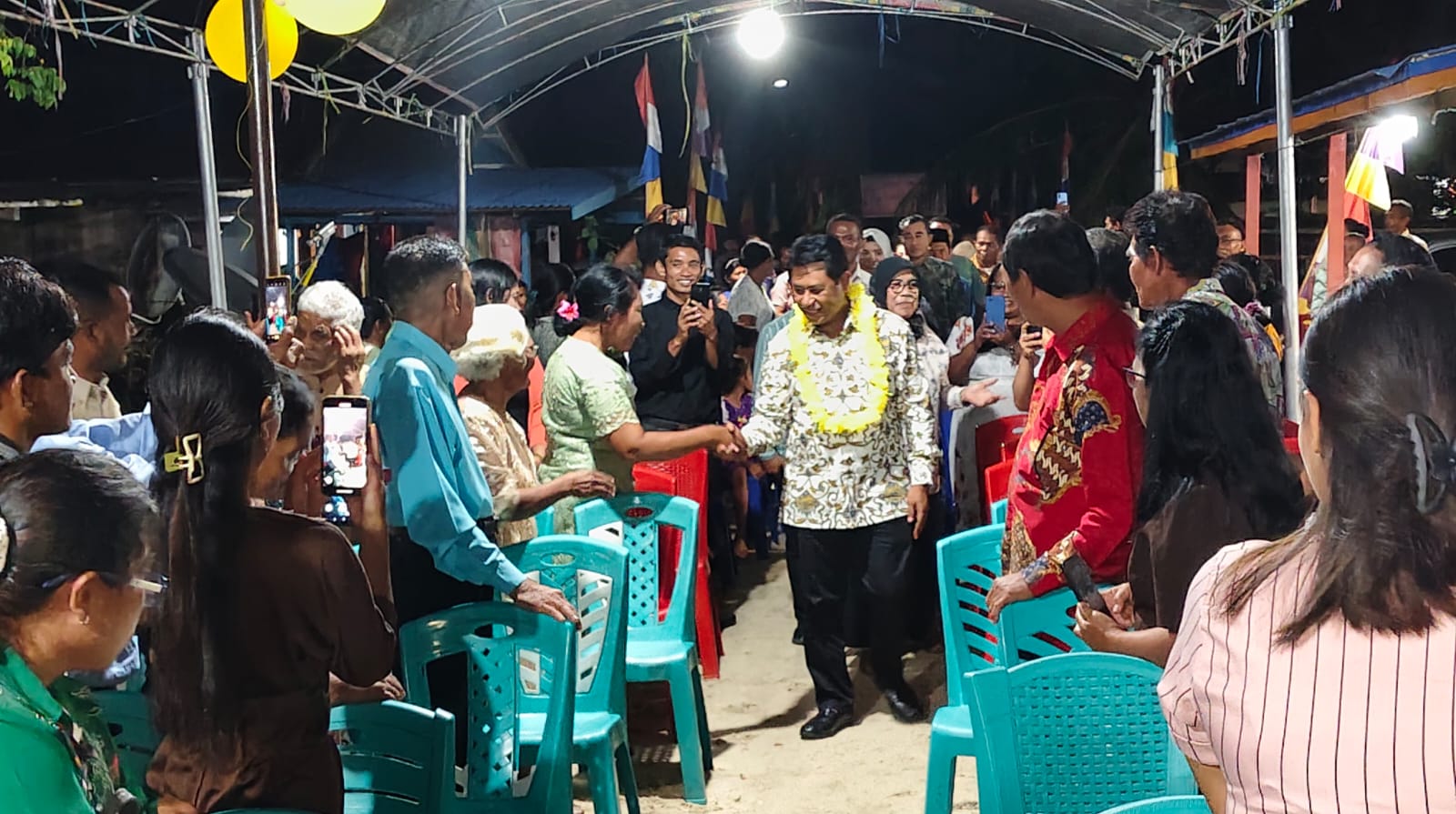 Bupati Haltim Di Sambut Oleh Masyarakat Desa Silalayang Kec. Wasile Tengah