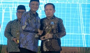 Menteri Pekerjaan Umum, Dedy Hanggodo menyerahan penghargaan kepada Pemda Haltim yang diwakili oleh Kadis PUPR Haltim, Rivolino Merbas.