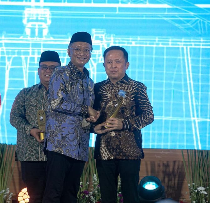 Menteri Pekerjaan Umum, Dedy Hanggodo menyerahan penghargaan kepada Pemda Haltim yang diwakili oleh Kadis PUPR Haltim, Rivolino Merbas.