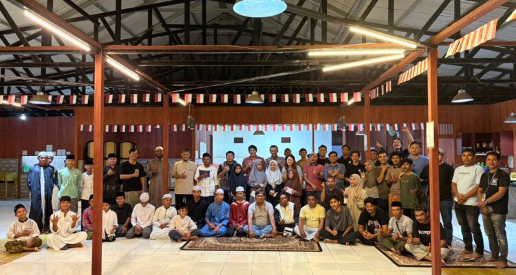 Foto Bersama dengan Anak anak Pesantren Foto Bersama dengan Anak anak Pesantren