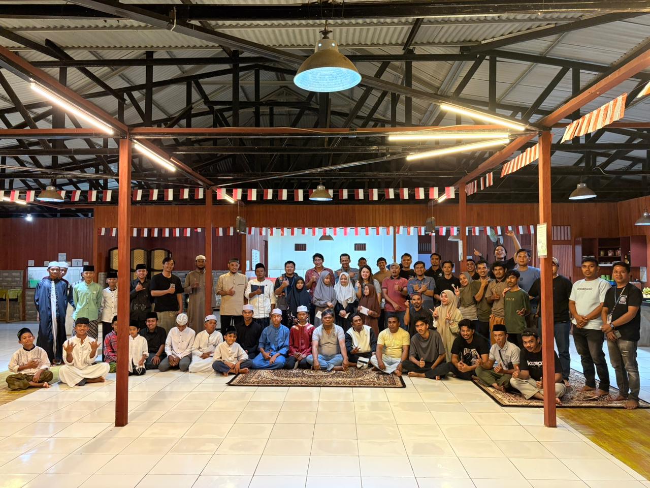 Foto Bersama dengan Anak anak Pesantren