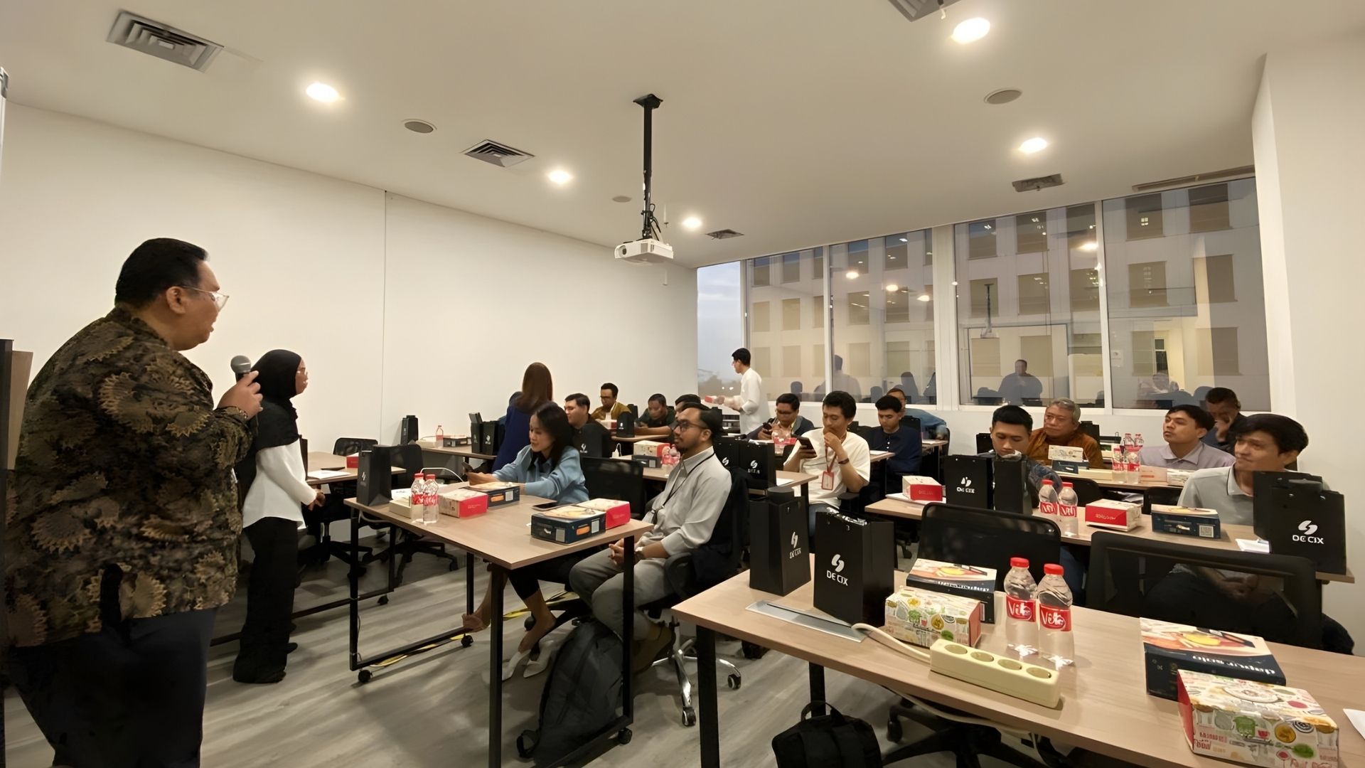 Momen buka puasa bersama peserta workshop “Ngabuburit Bareng DE-CIX: Optimasi Peering untuk Jaringan Berkualitas"